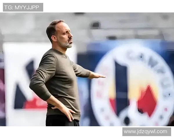 足球明星傻笑背后的故事揭秘他为何总是面带微笑引发球迷热议